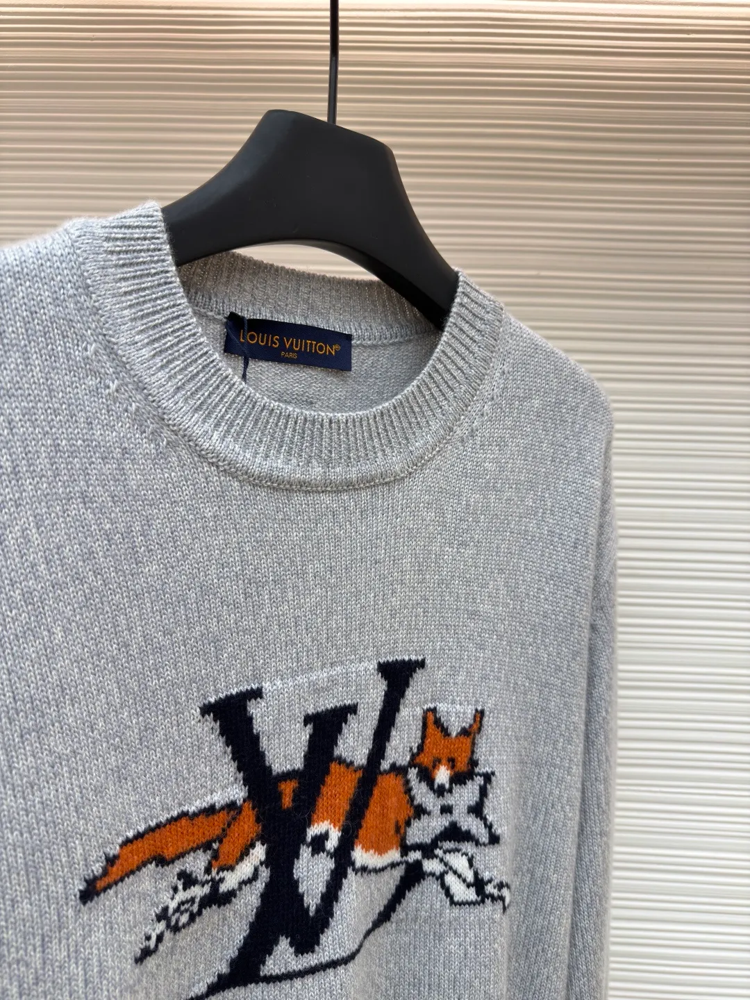 LOUIS VUITTON Fox cashmere round neck long-sleeved sweater ●Original version: purchased and developed for 14100 ●Item number: 1682134-B70 ●Fabric: wool blended fabric ●Technology: knitted ●Color: gray ●Version: fitted version ●Weight: about 640 grams ●Size: XS-S-M-L ●Description: Made of custom-made twisted 30s Basulan wool mixed yarn, the composition ratio is 50% Basulan wool, 40% combed cotton, 5% nylon mohair. It is made by a professional pattern maker, referring to the original version, and drawing and pattern making at a ratio of 1:1. The entire pattern takes 3 days, using 7 needles The computerized flat knitting machine knits single-sided woolen tissue according to the original version. The entire garment is made by 9 yarn feeders. The increase in the number of yarn feeders greatly increases the loss and loom time. A single piece takes 260 minutes per piece. The back leather surface is made of genuine leather, which is embossed and stitched with a flat machine. The overall wiring is straight and delicate, the fabric is comfortable and soft, and the color is consistent without color difference. It can be matched with the same style to create a fashionable look and control various occasions. Customized accessories, complete with three standards, same style for men and women!